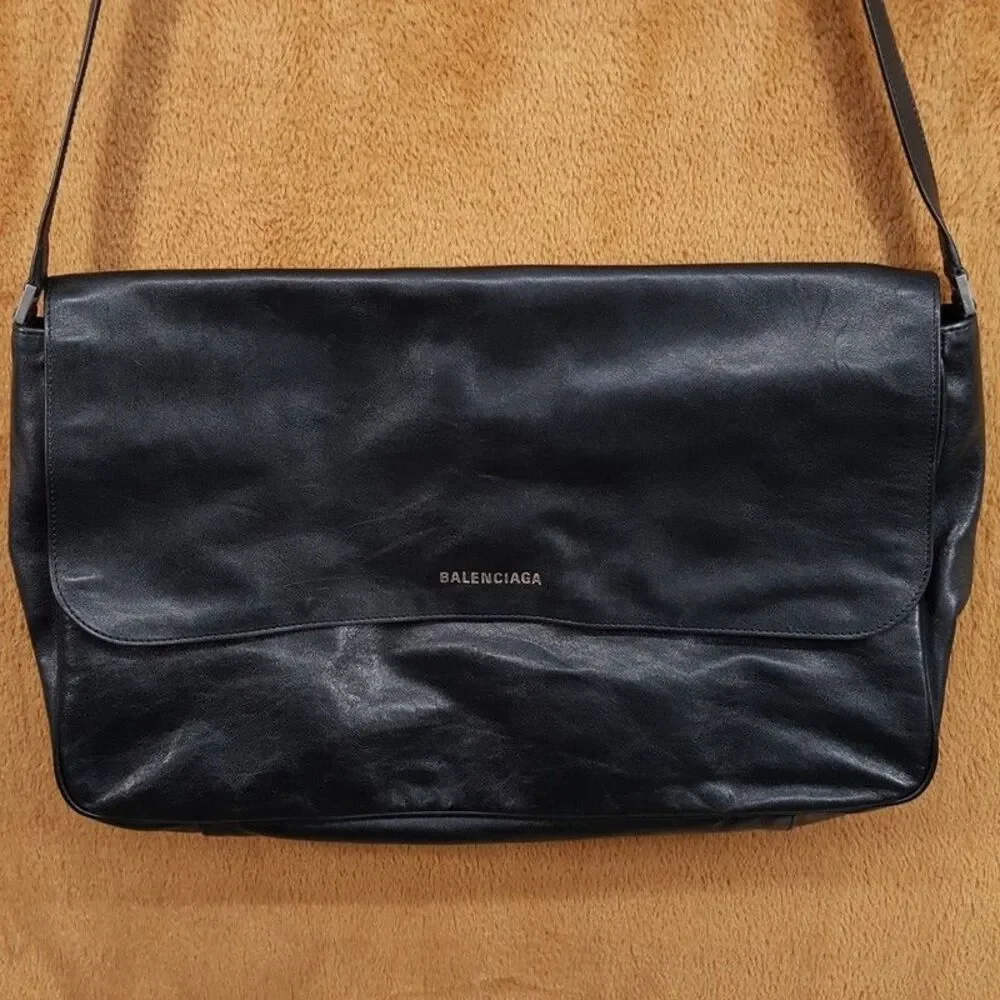 BALENCIAGA Large Black Leather Agneau Grungy Messenger Bag Crossbody $2290